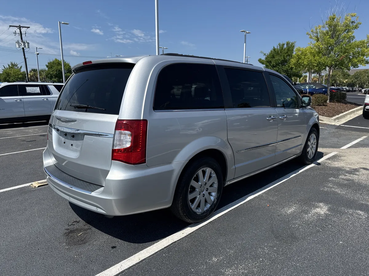 2011 Chrysler Town & Country Touring-L thumbnail 9