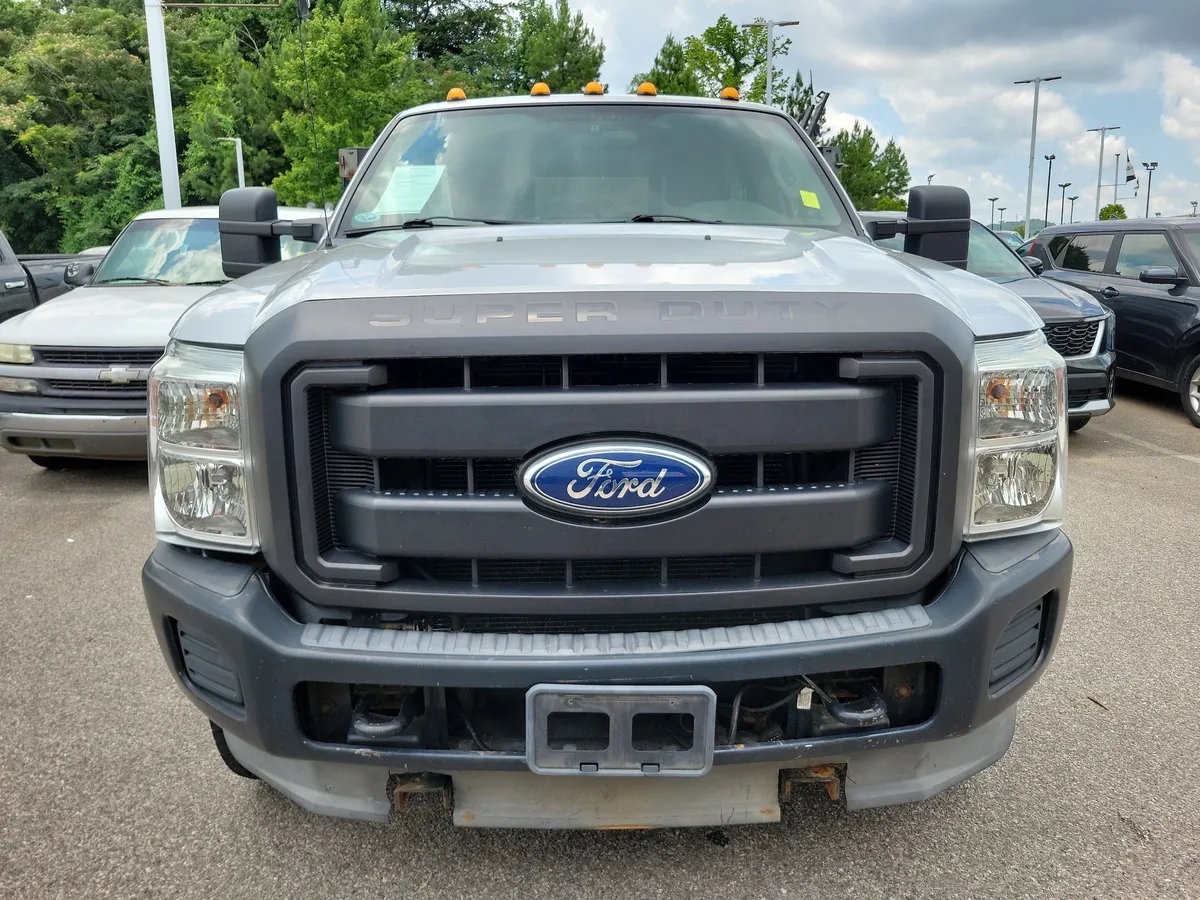 2011 Ford F-350 Chassis thumbnail 3