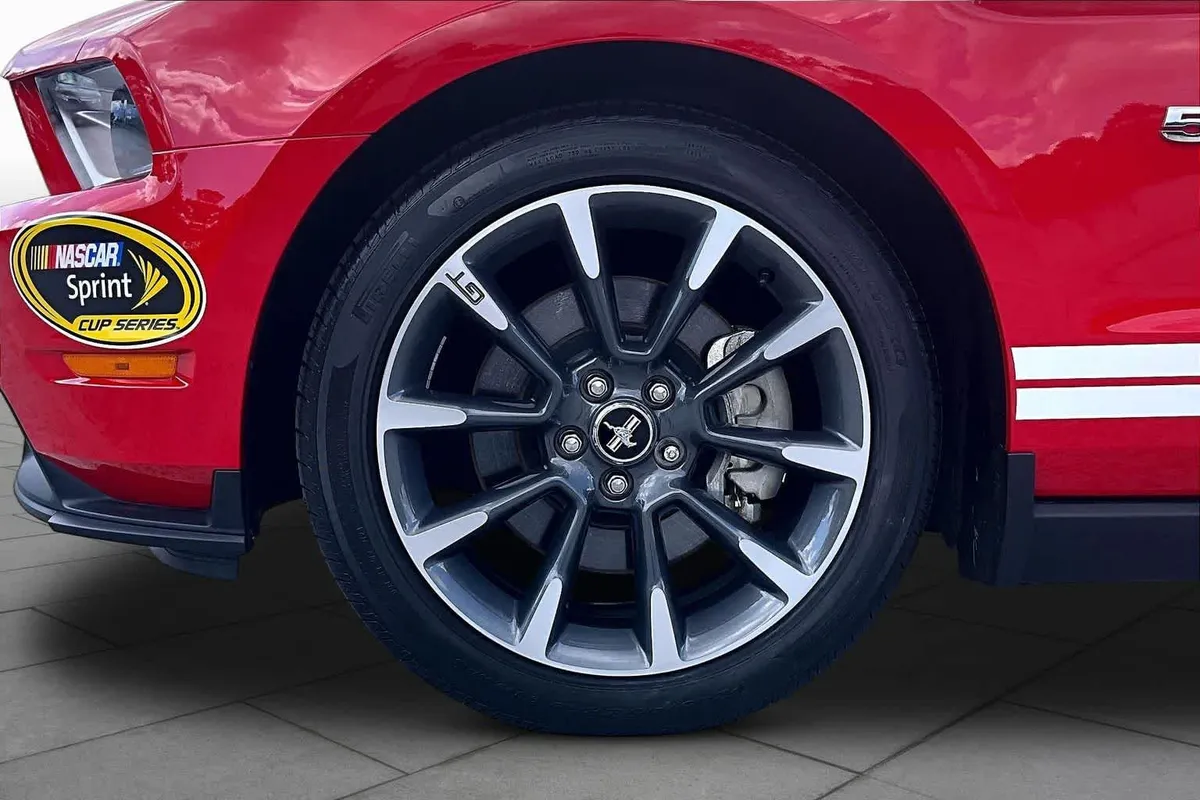 2011 Ford Mustang GT Premium thumbnail 10
