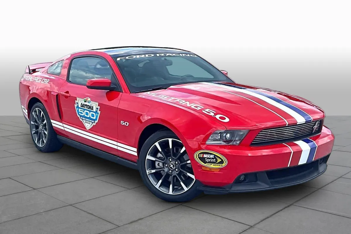 2011 Ford Mustang GT Premium thumbnail 2