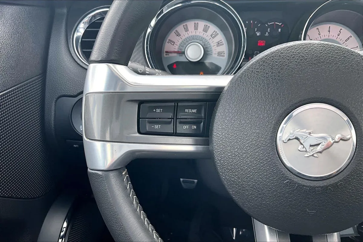 2011 Ford Mustang GT Premium thumbnail 23