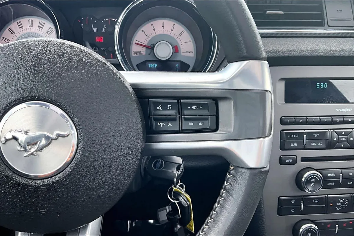 2011 Ford Mustang GT Premium thumbnail 24