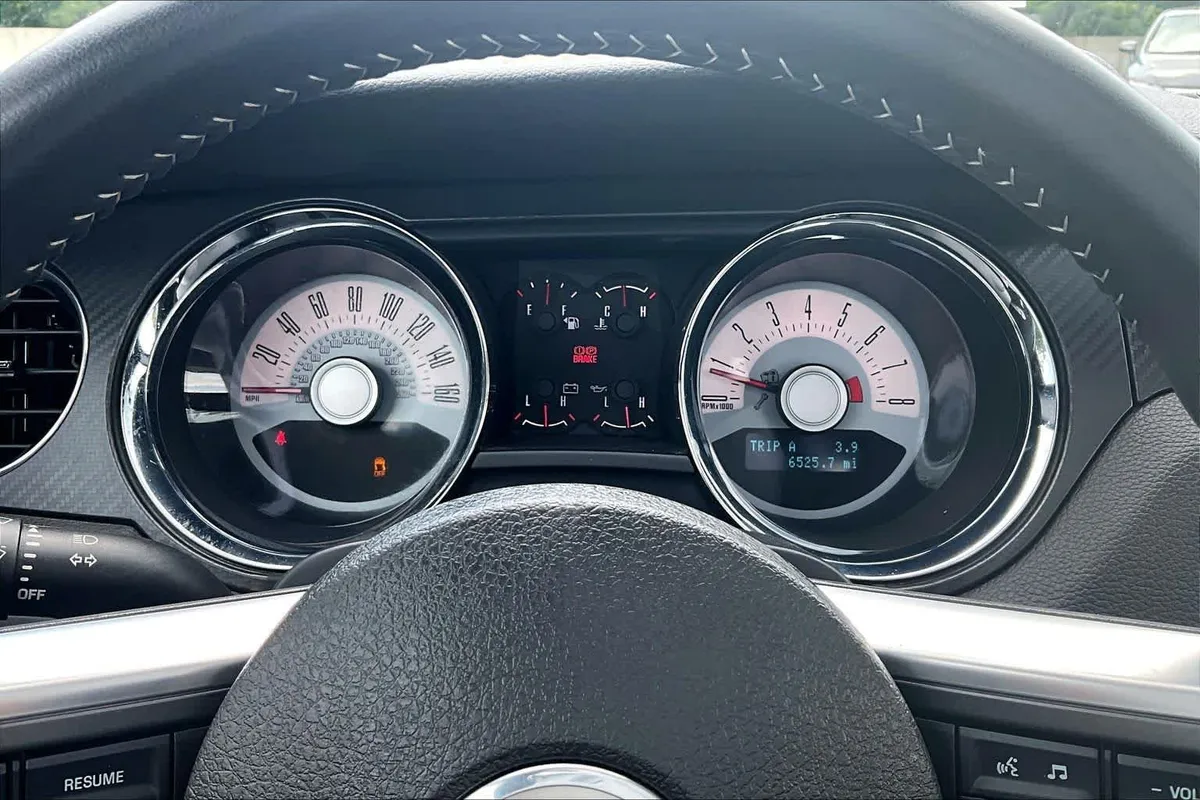 2011 Ford Mustang GT Premium thumbnail 25
