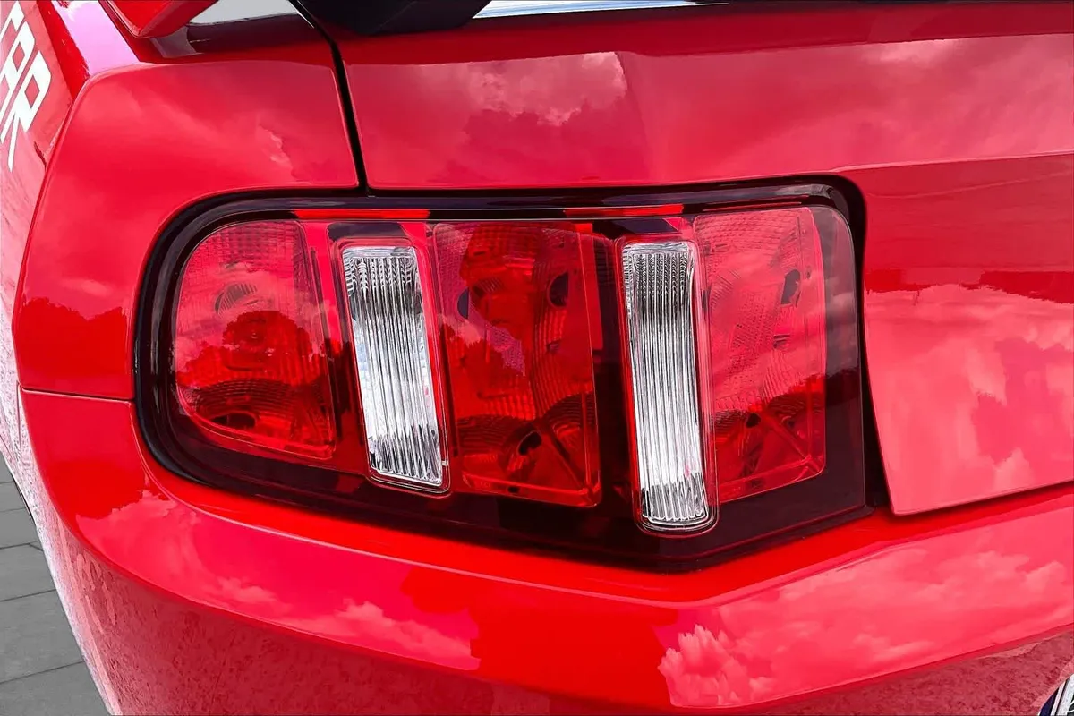 2011 Ford Mustang GT Premium thumbnail 27