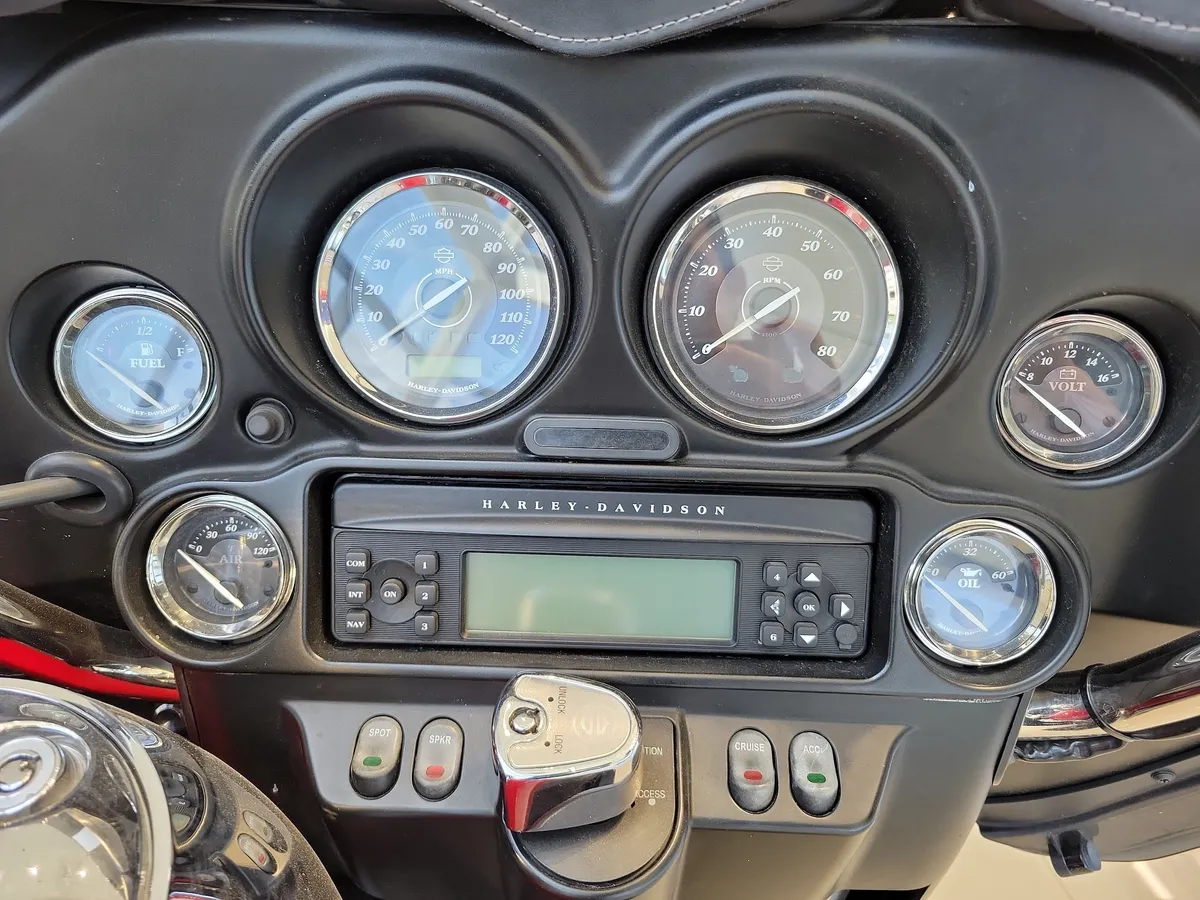 2011 Harley-Davidson thumbnail 11