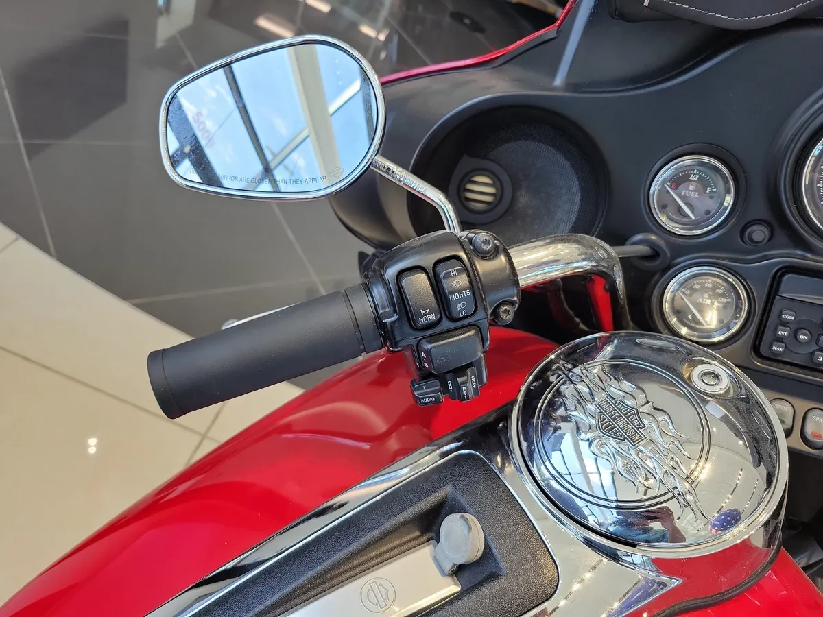 2011 Harley-Davidson thumbnail 12