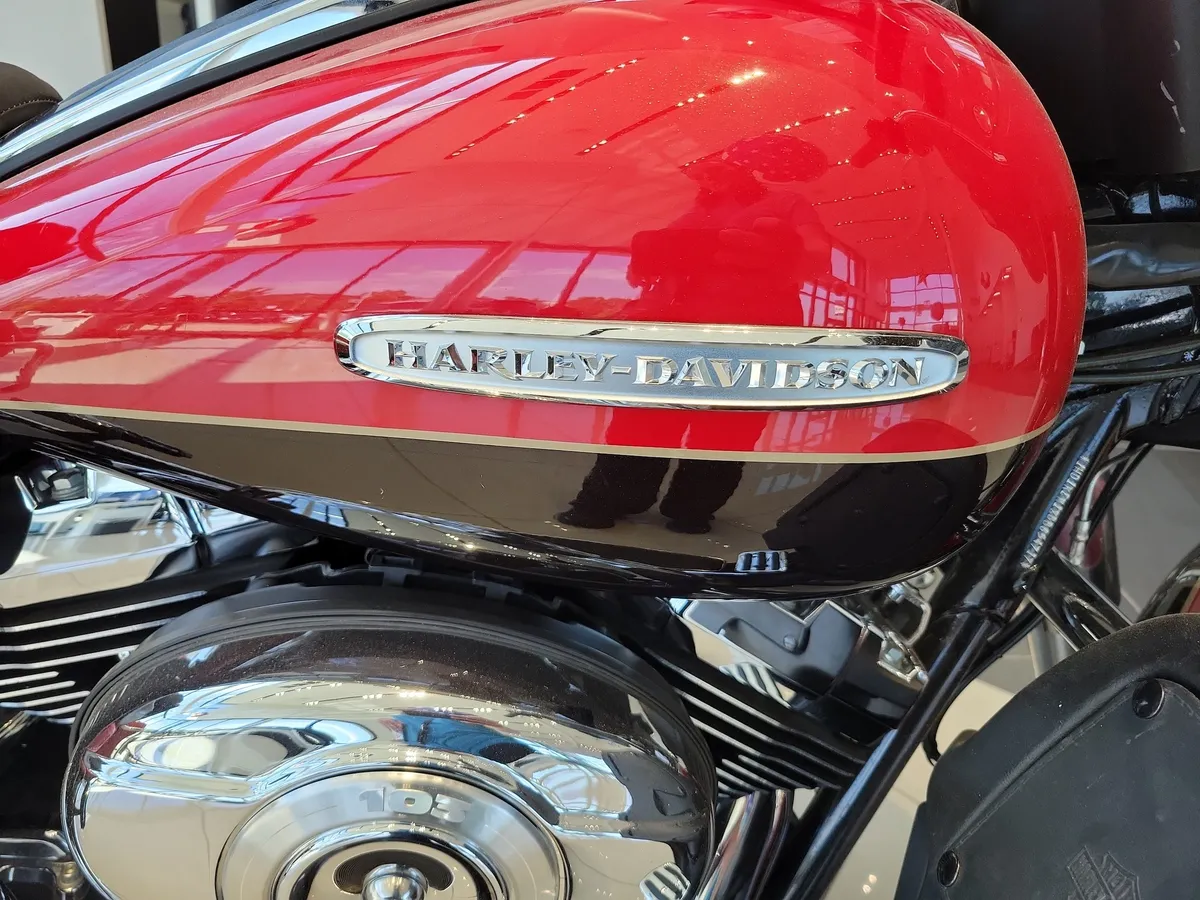 2011 Harley-Davidson thumbnail 17