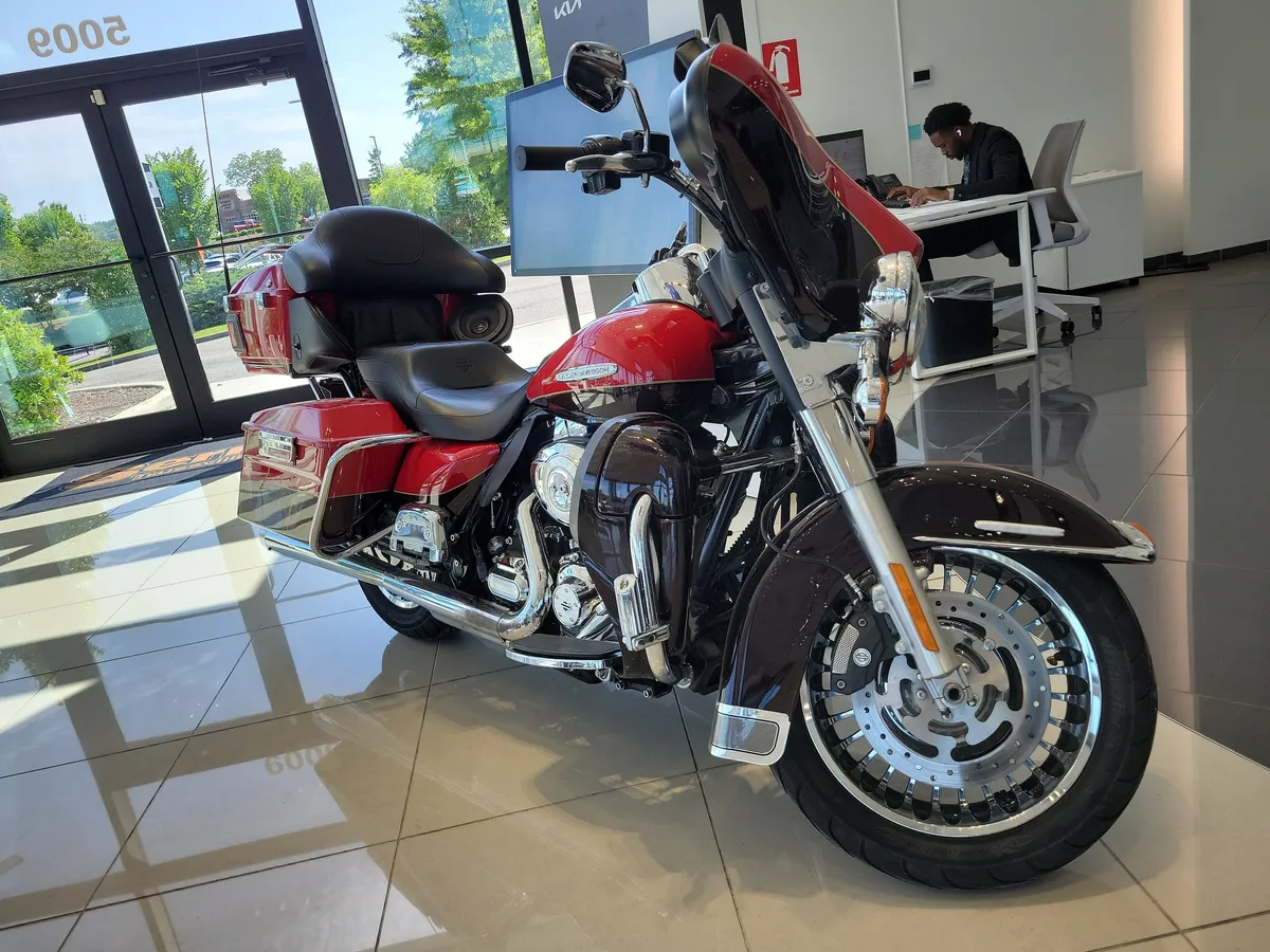 2011 Harley-Davidson thumbnail 3