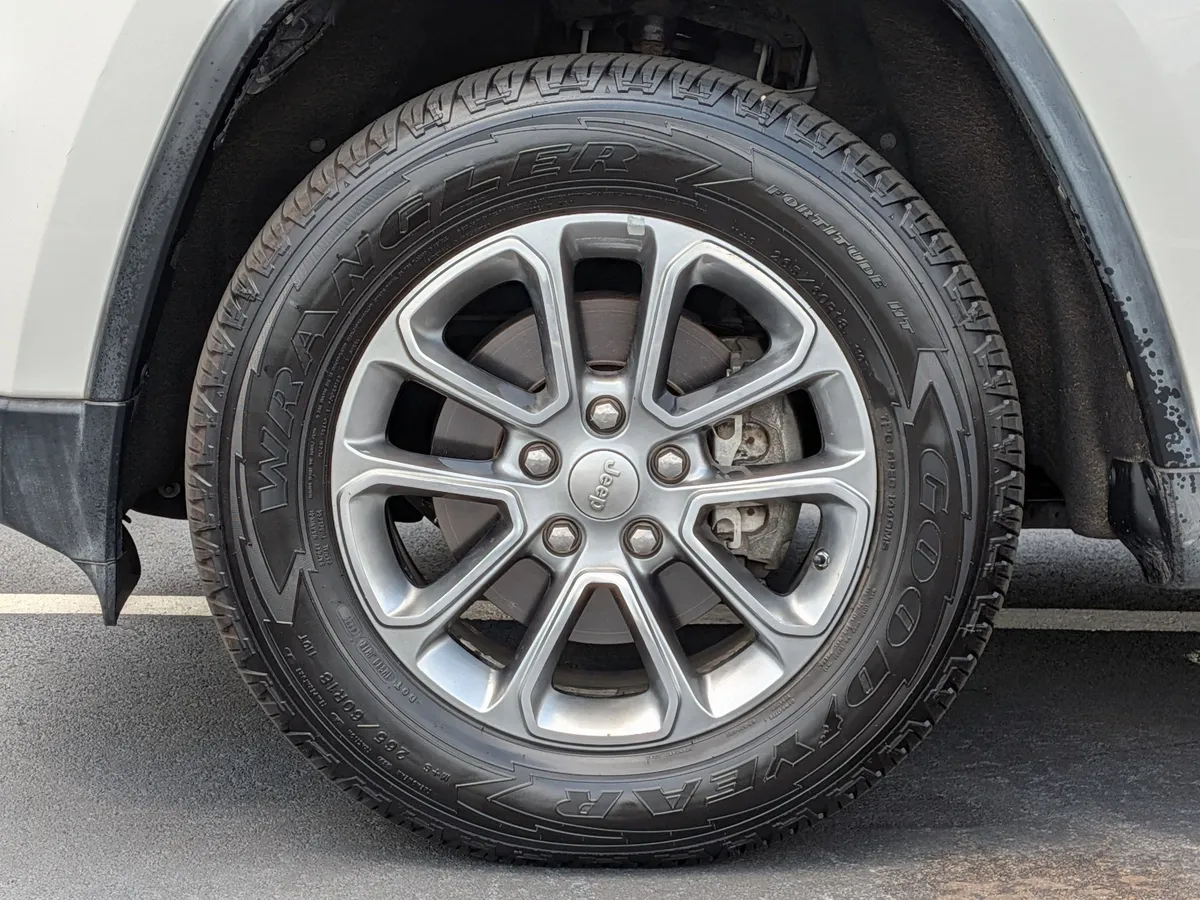 2011 Jeep Grand Cherokee Laredo thumbnail 12