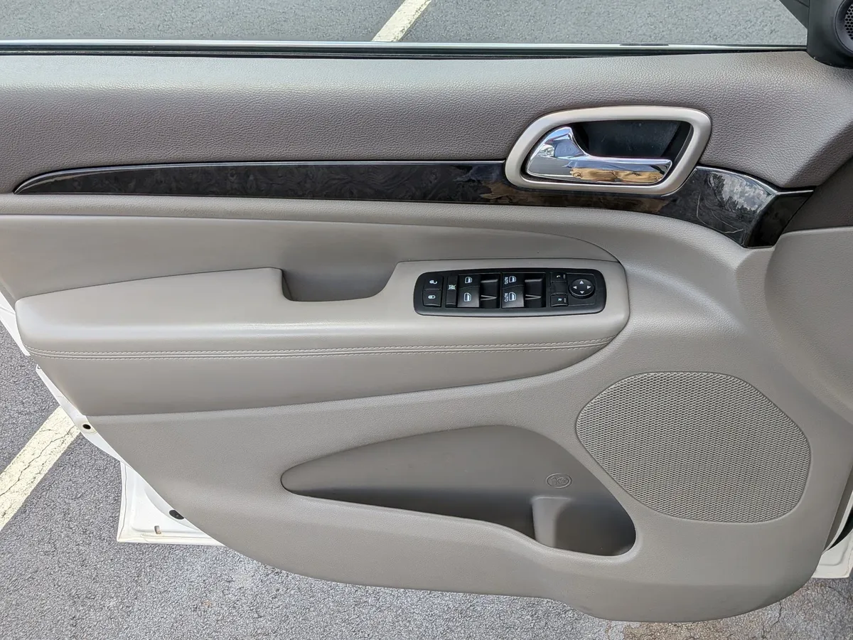 2011 Jeep Grand Cherokee Laredo thumbnail 13