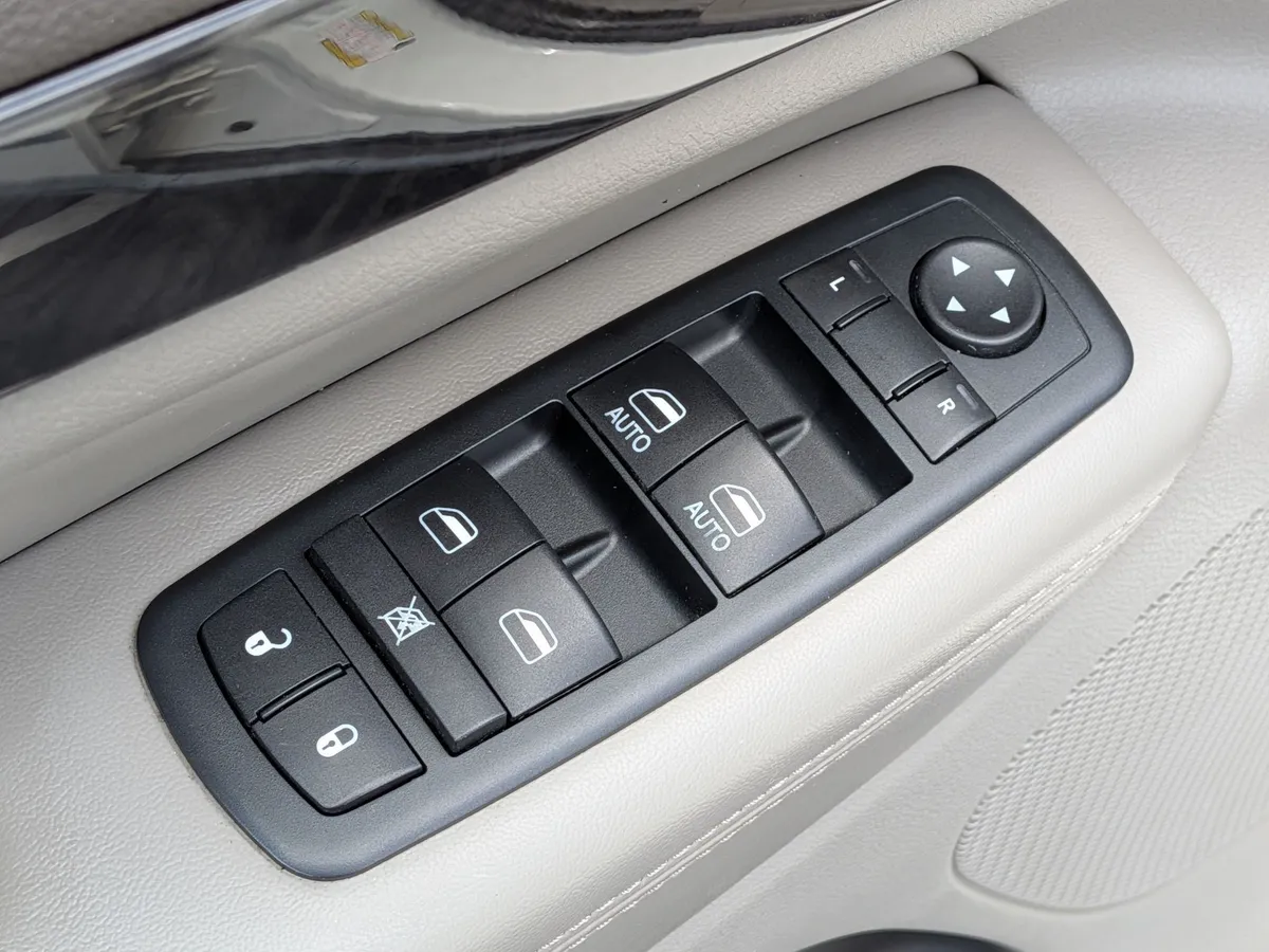 2011 Jeep Grand Cherokee Laredo thumbnail 14