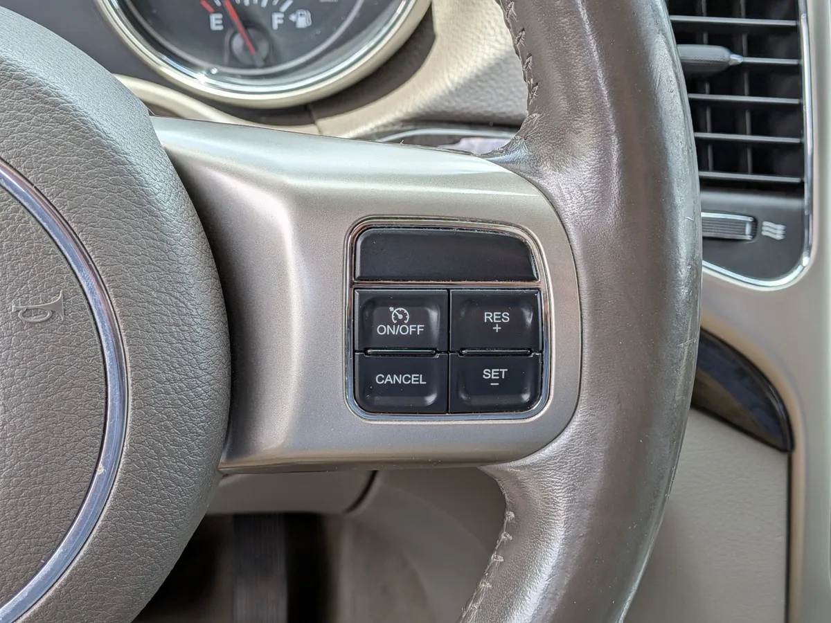 2011 Jeep Grand Cherokee Laredo thumbnail 19