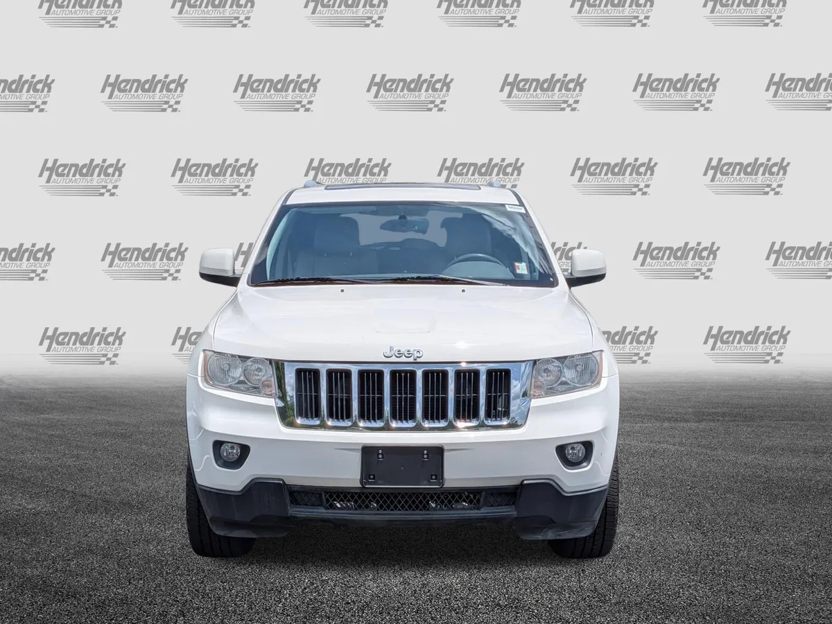 2011 Jeep Grand Cherokee Laredo thumbnail 2
