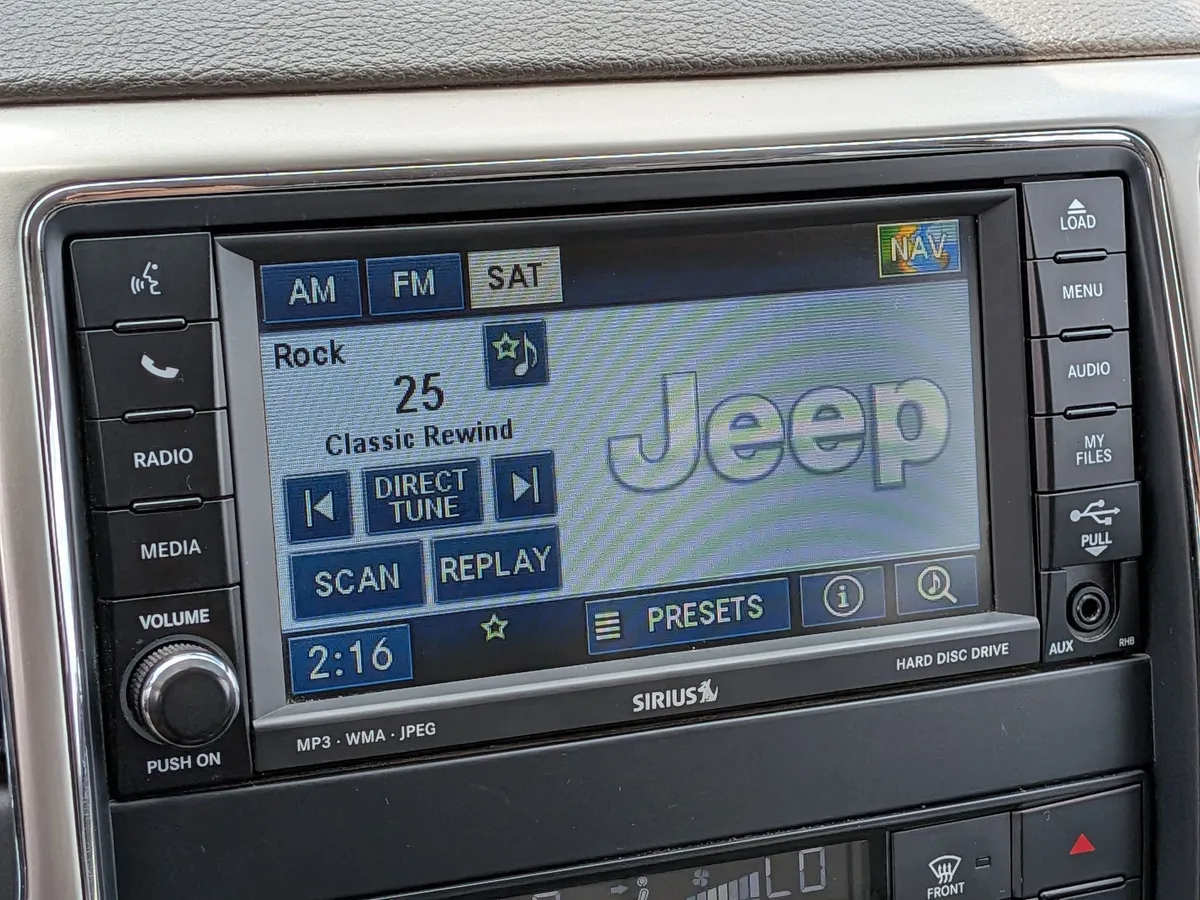 2011 Jeep Grand Cherokee Laredo thumbnail 22