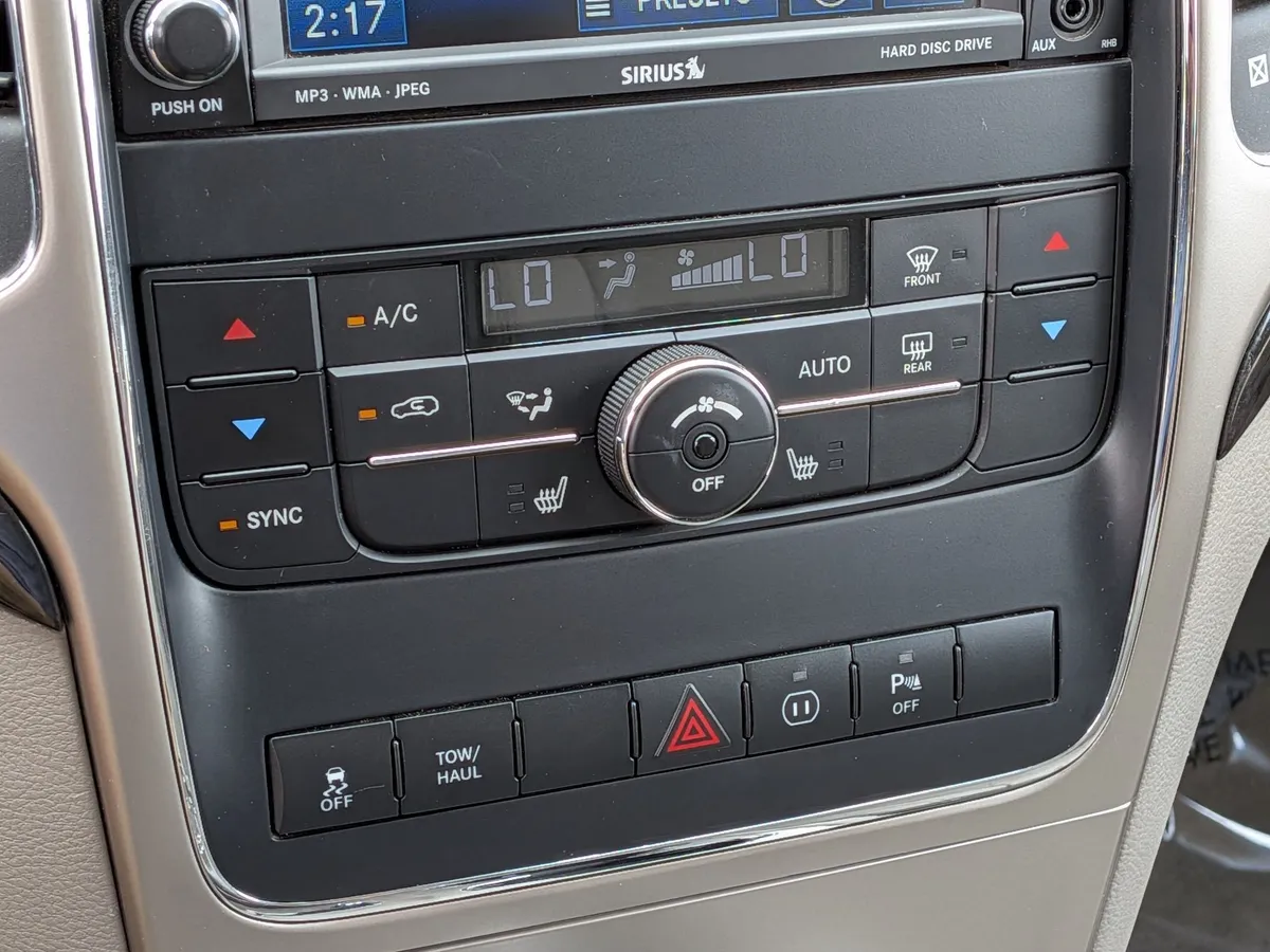 2011 Jeep Grand Cherokee Laredo thumbnail 24