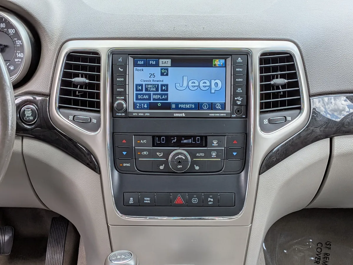 2011 Jeep Grand Cherokee Laredo thumbnail 29