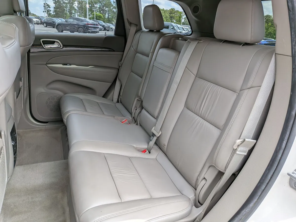 2011 Jeep Grand Cherokee Laredo thumbnail 30