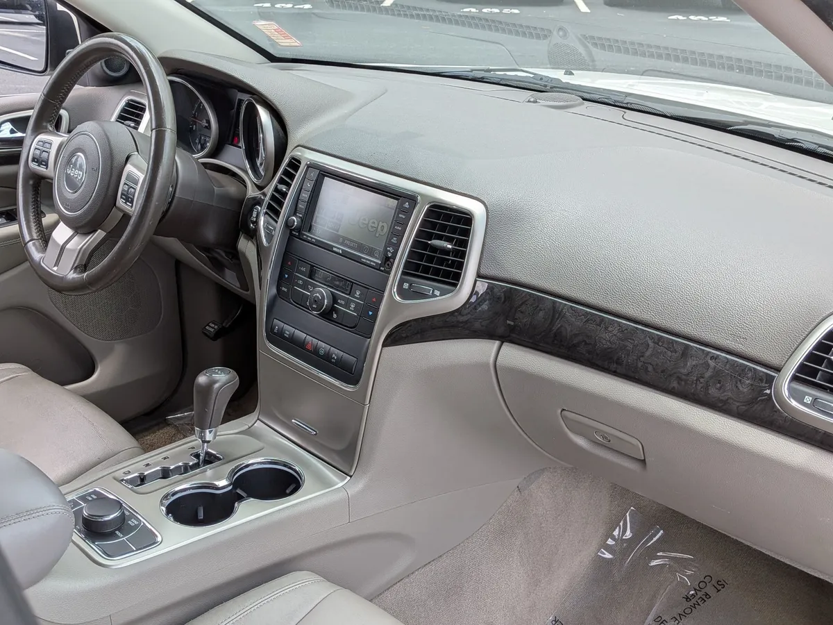 2011 Jeep Grand Cherokee Laredo thumbnail 32