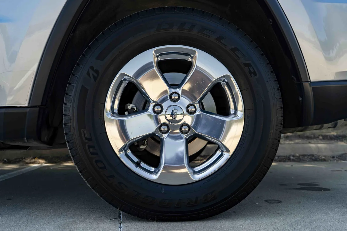 2011 Jeep Grand Cherokee Overland thumbnail 14