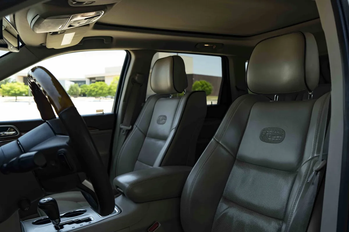 2011 Jeep Grand Cherokee Overland thumbnail 16