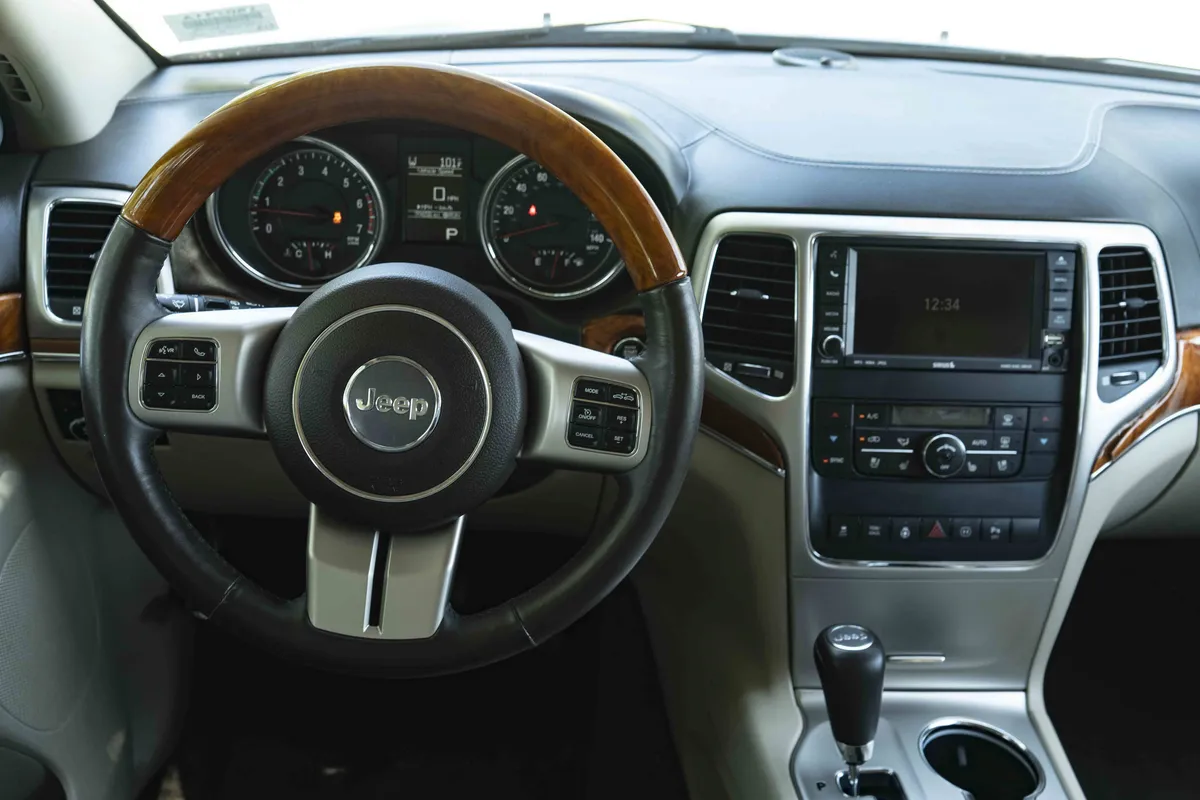 2011 Jeep Grand Cherokee Overland thumbnail 18