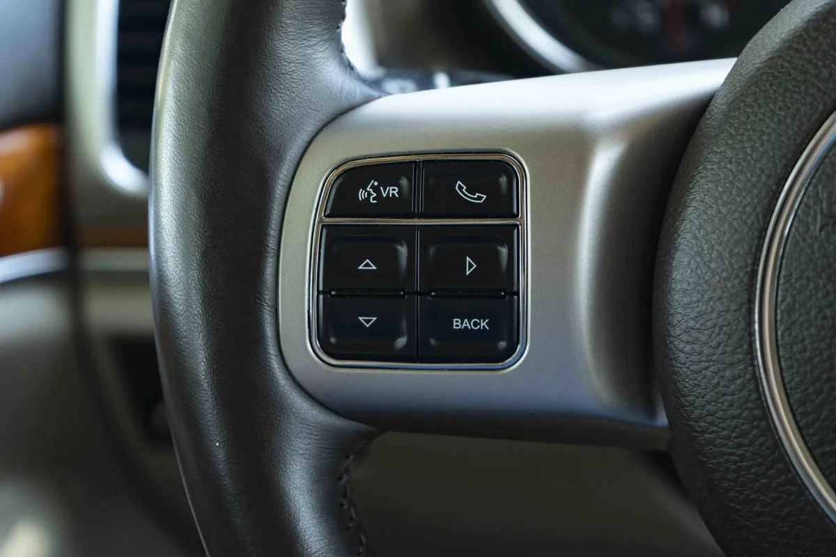 2011 Jeep Grand Cherokee Overland thumbnail 19