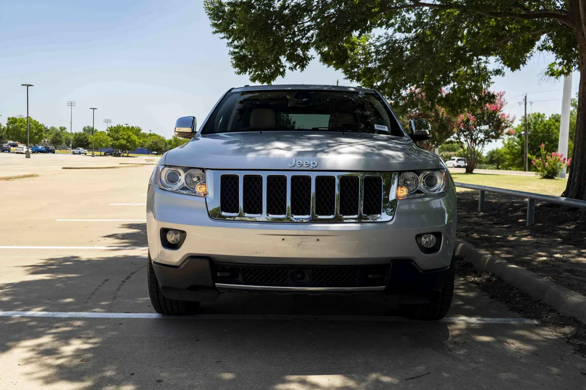 2011 Jeep Grand Cherokee Overland thumbnail 2