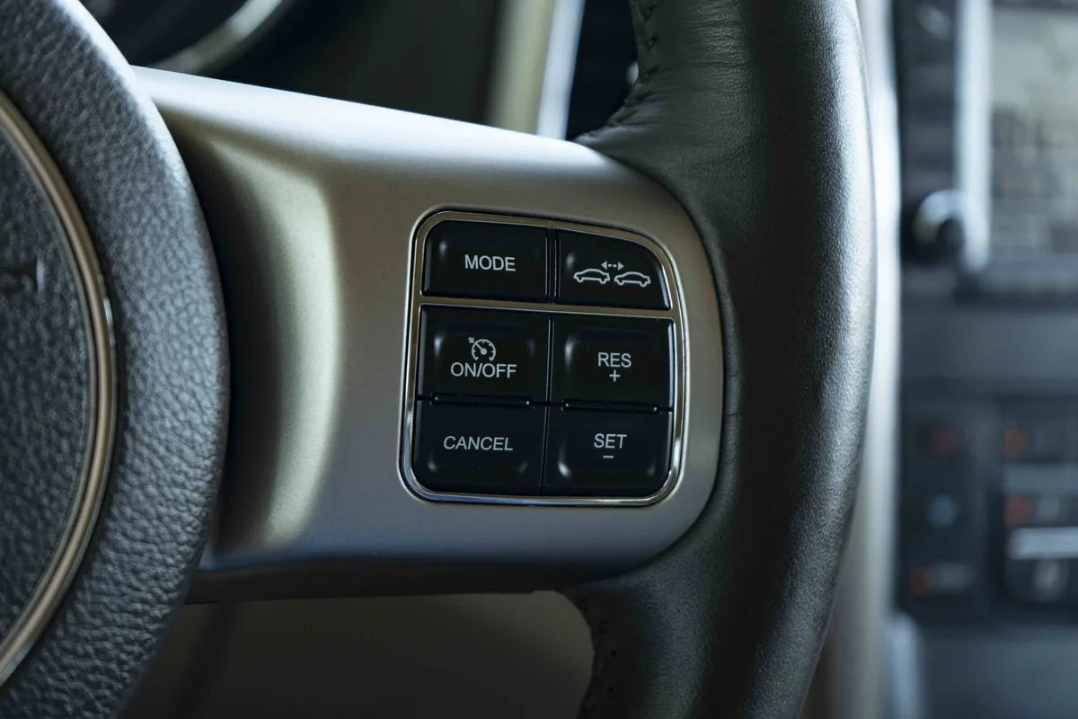 2011 Jeep Grand Cherokee Overland thumbnail 20