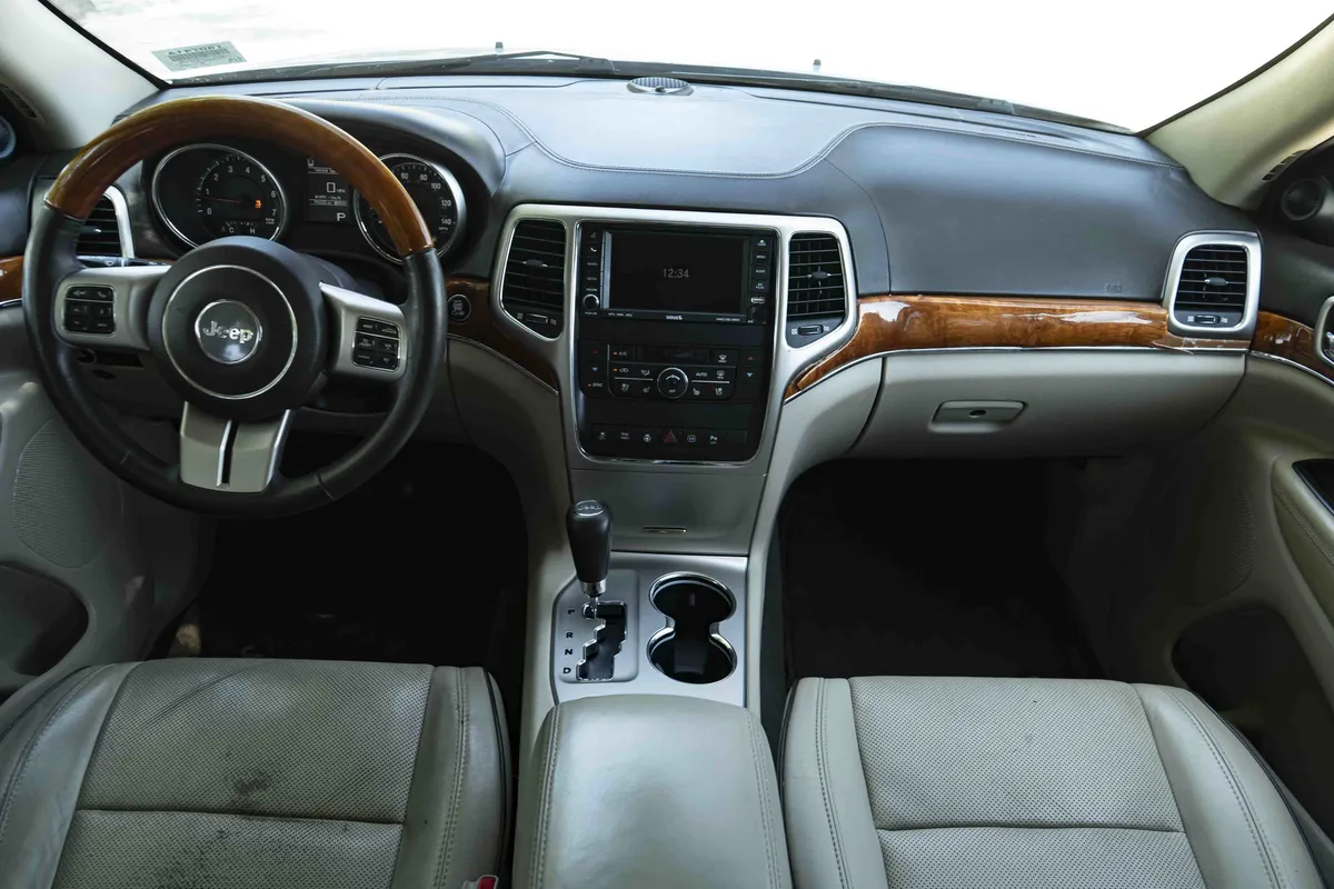 2011 Jeep Grand Cherokee Overland thumbnail 24