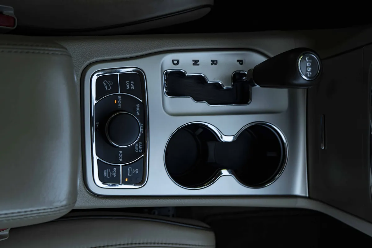 2011 Jeep Grand Cherokee Overland thumbnail 25