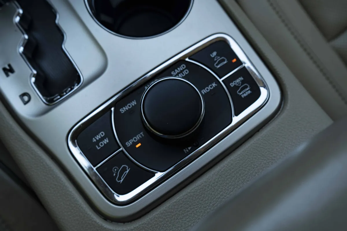 2011 Jeep Grand Cherokee Overland thumbnail 26