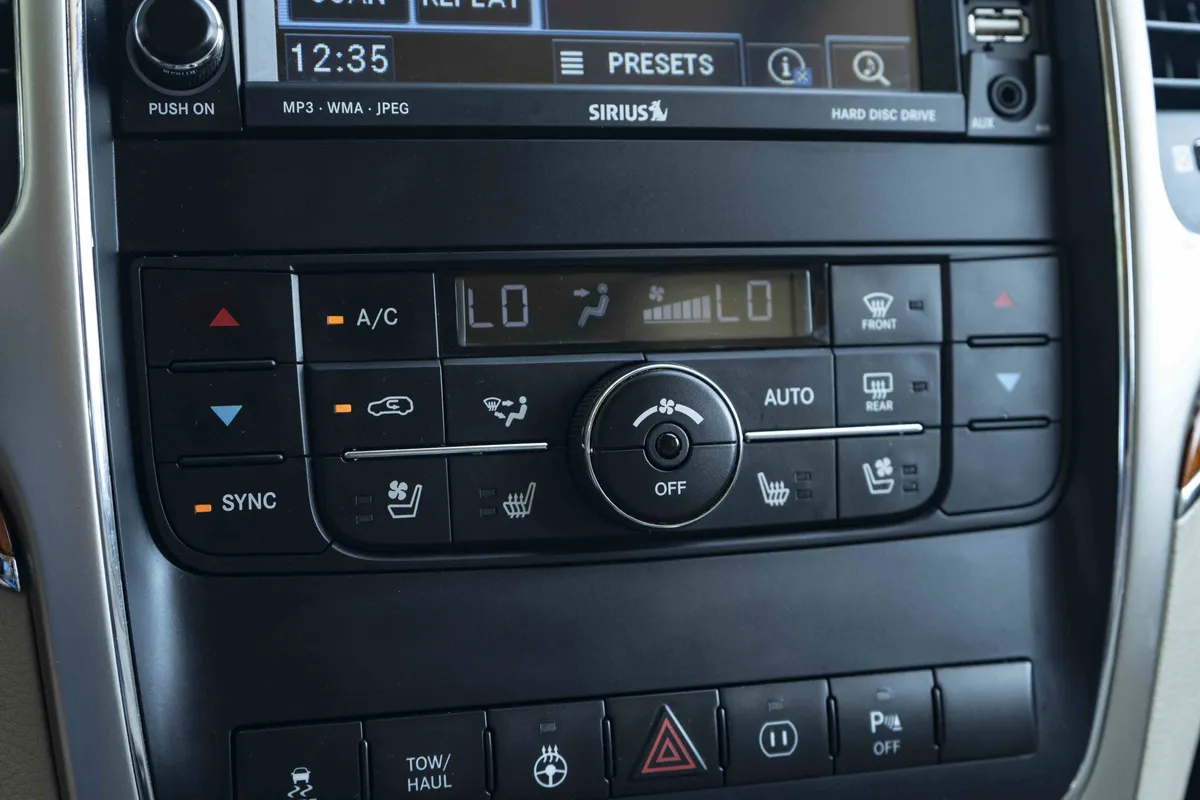 2011 Jeep Grand Cherokee Overland thumbnail 30