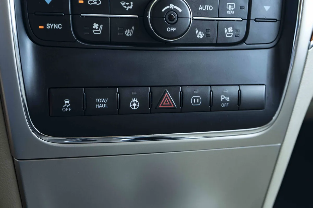 2011 Jeep Grand Cherokee Overland thumbnail 31