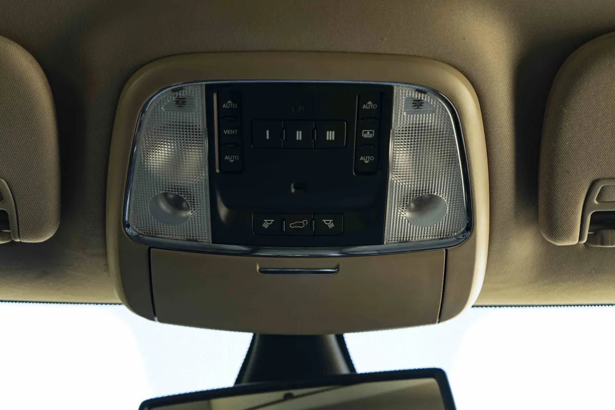 2011 Jeep Grand Cherokee Overland thumbnail 32