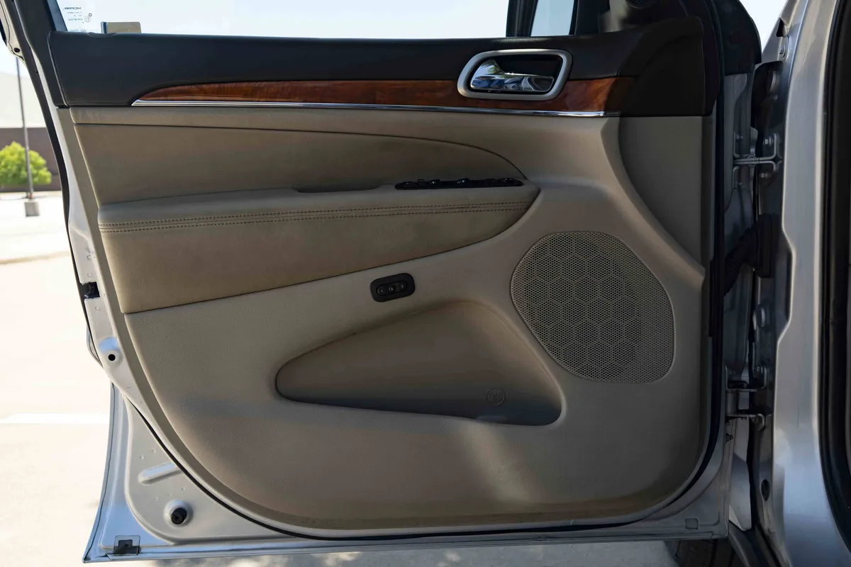 2011 Jeep Grand Cherokee Overland thumbnail 33