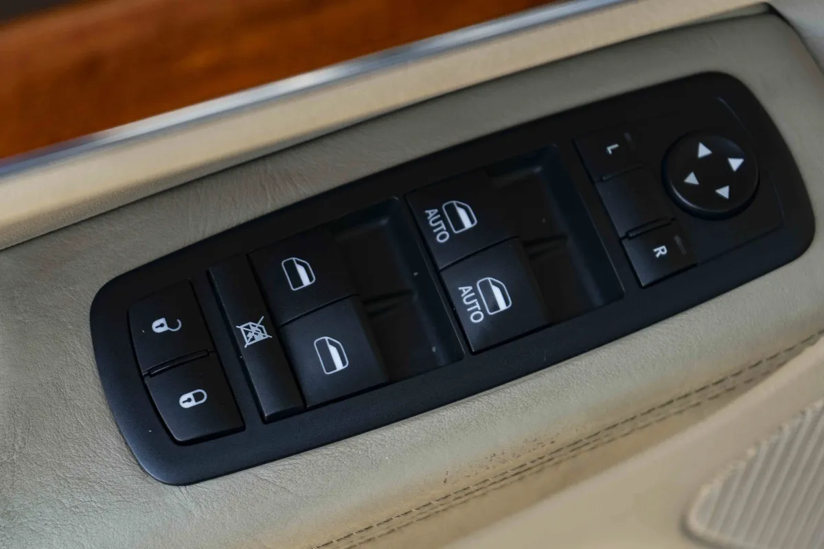 2011 Jeep Grand Cherokee Overland thumbnail 34
