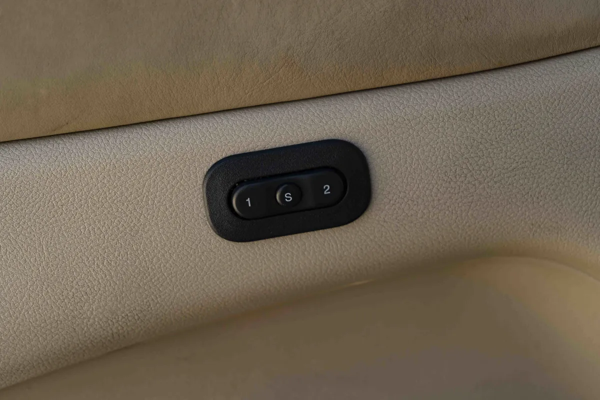 2011 Jeep Grand Cherokee Overland thumbnail 35