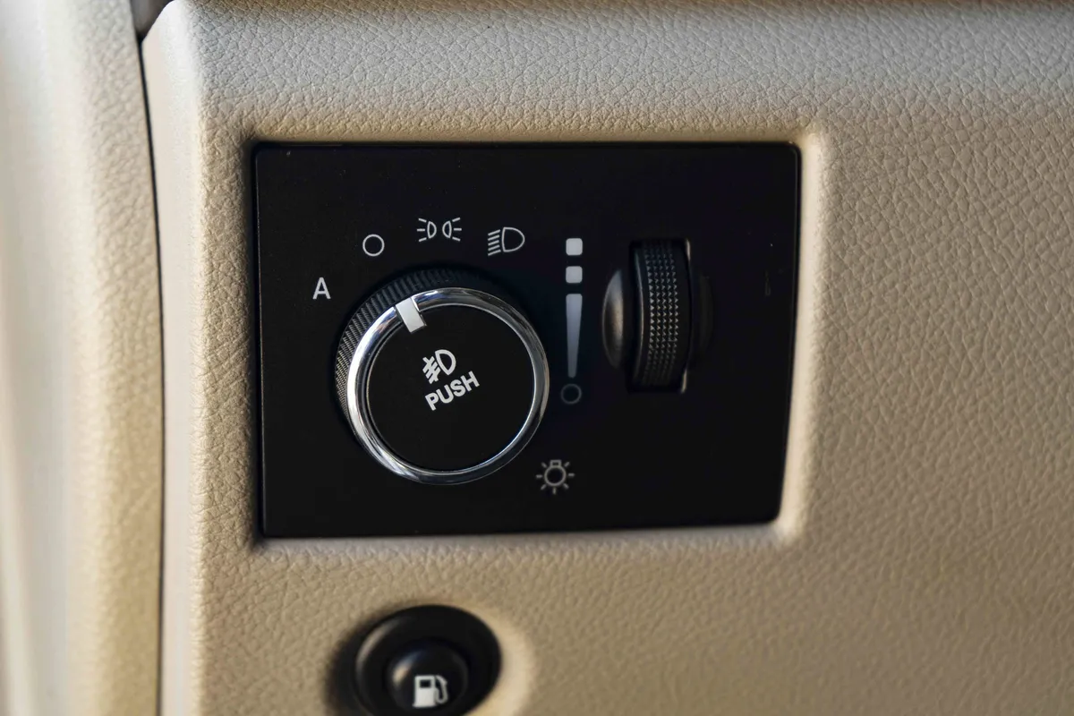 2011 Jeep Grand Cherokee Overland thumbnail 36