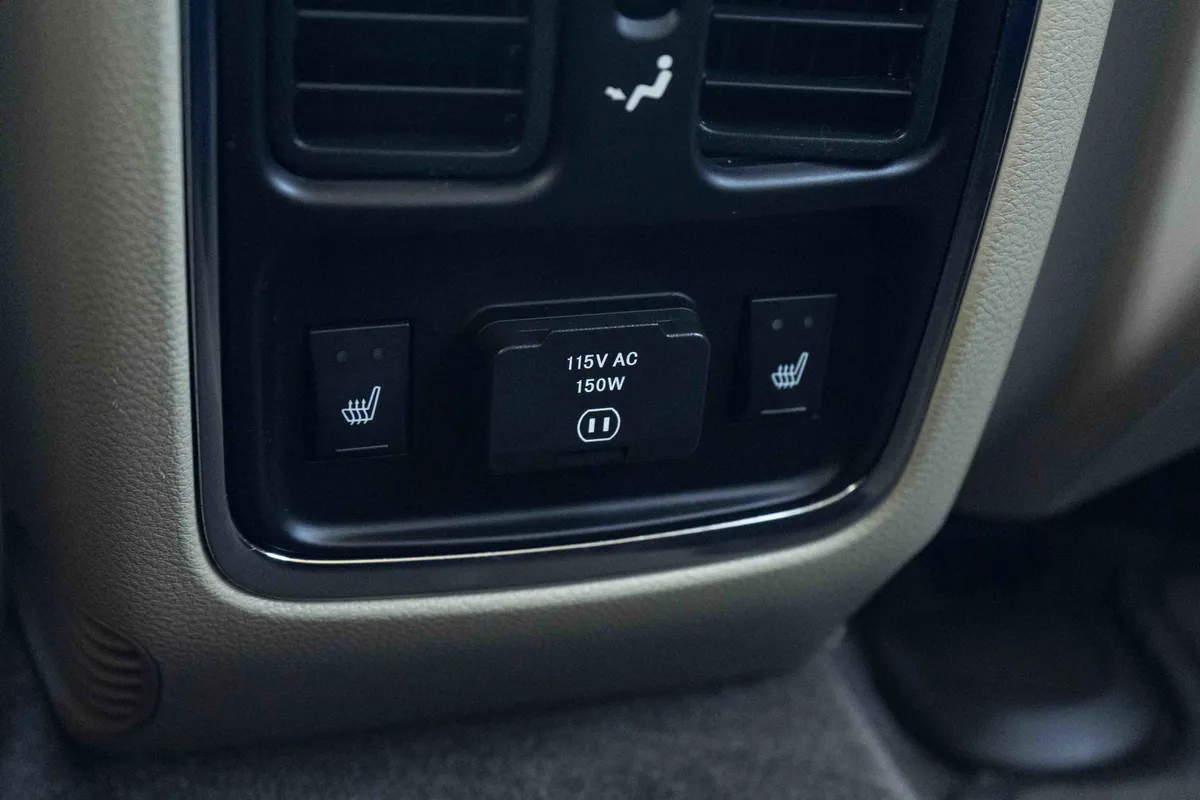 2011 Jeep Grand Cherokee Overland thumbnail 38