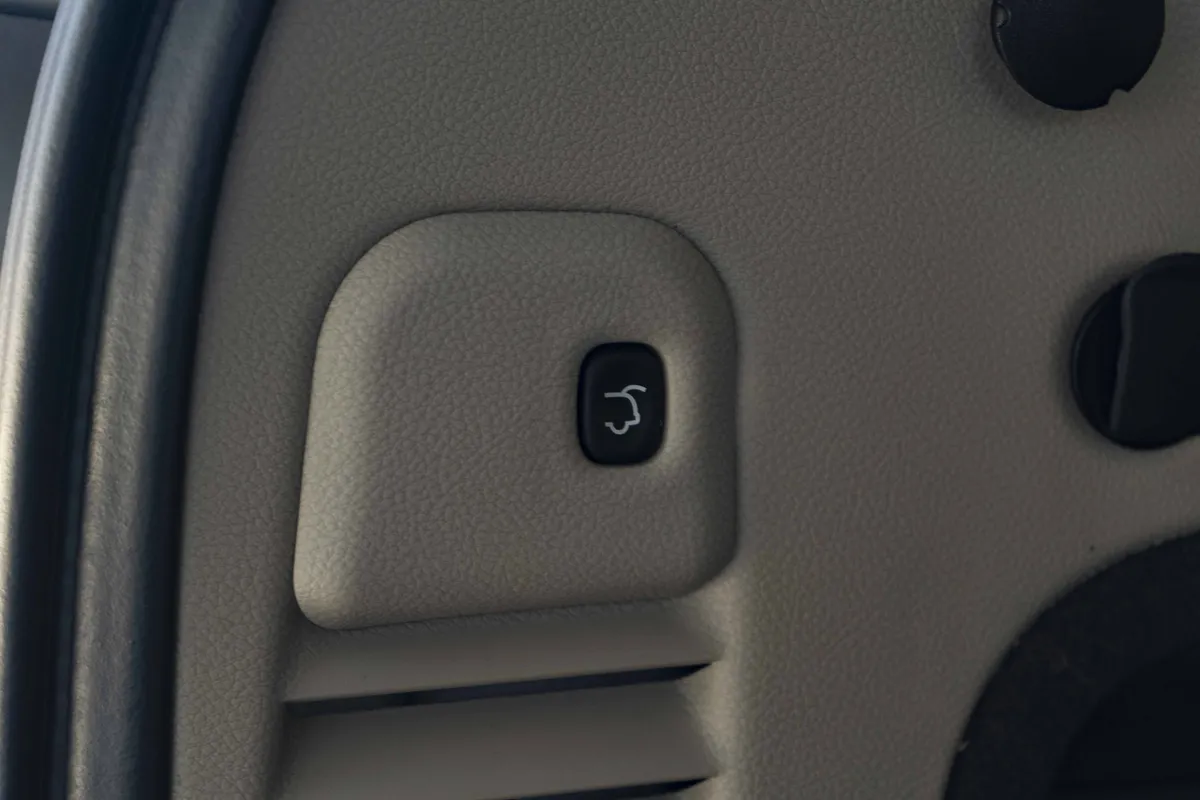 2011 Jeep Grand Cherokee Overland thumbnail 41