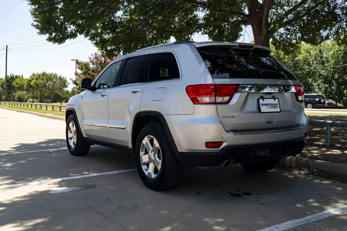 2011 Jeep Grand Cherokee Overland thumbnail 6