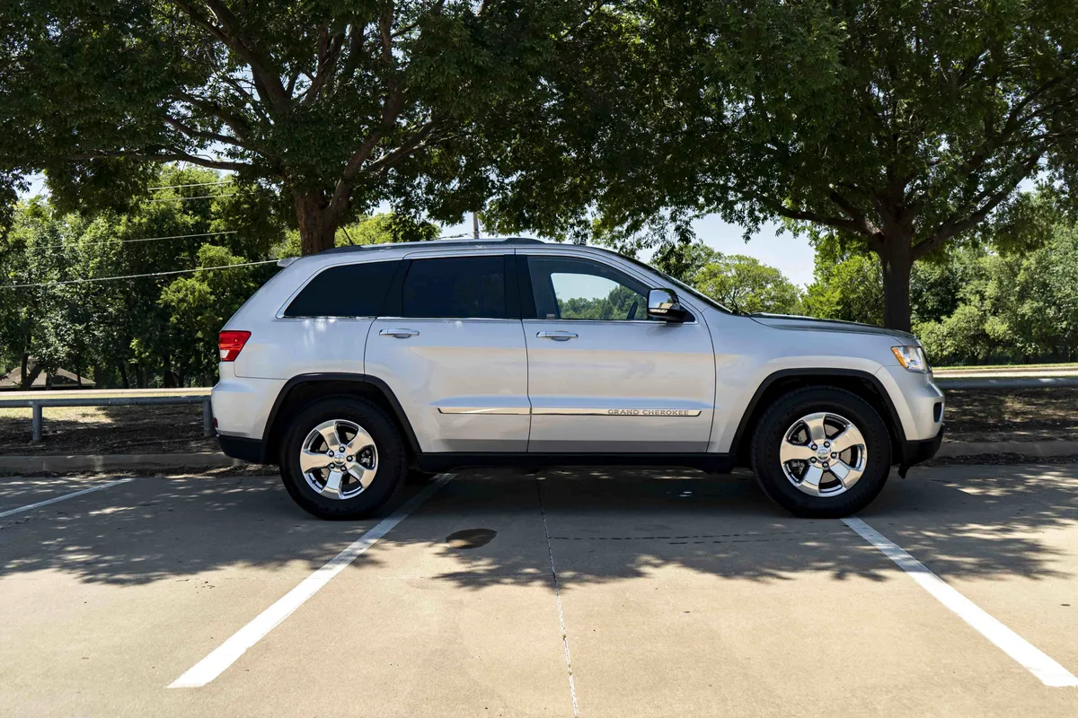 2011 Jeep Grand Cherokee Overland thumbnail 9