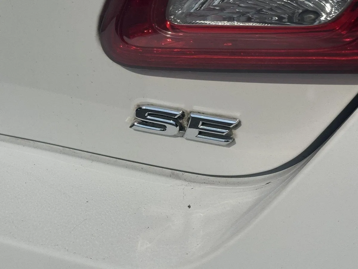 2011 Toyota Camry SE thumbnail 10