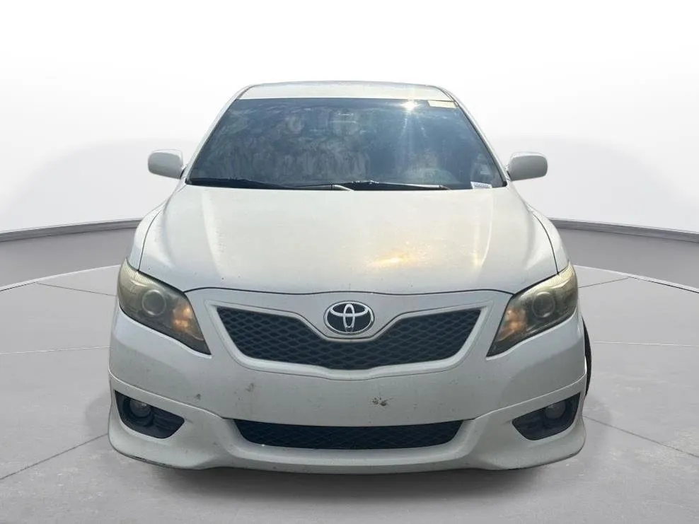 2011 Toyota Camry SE thumbnail 3