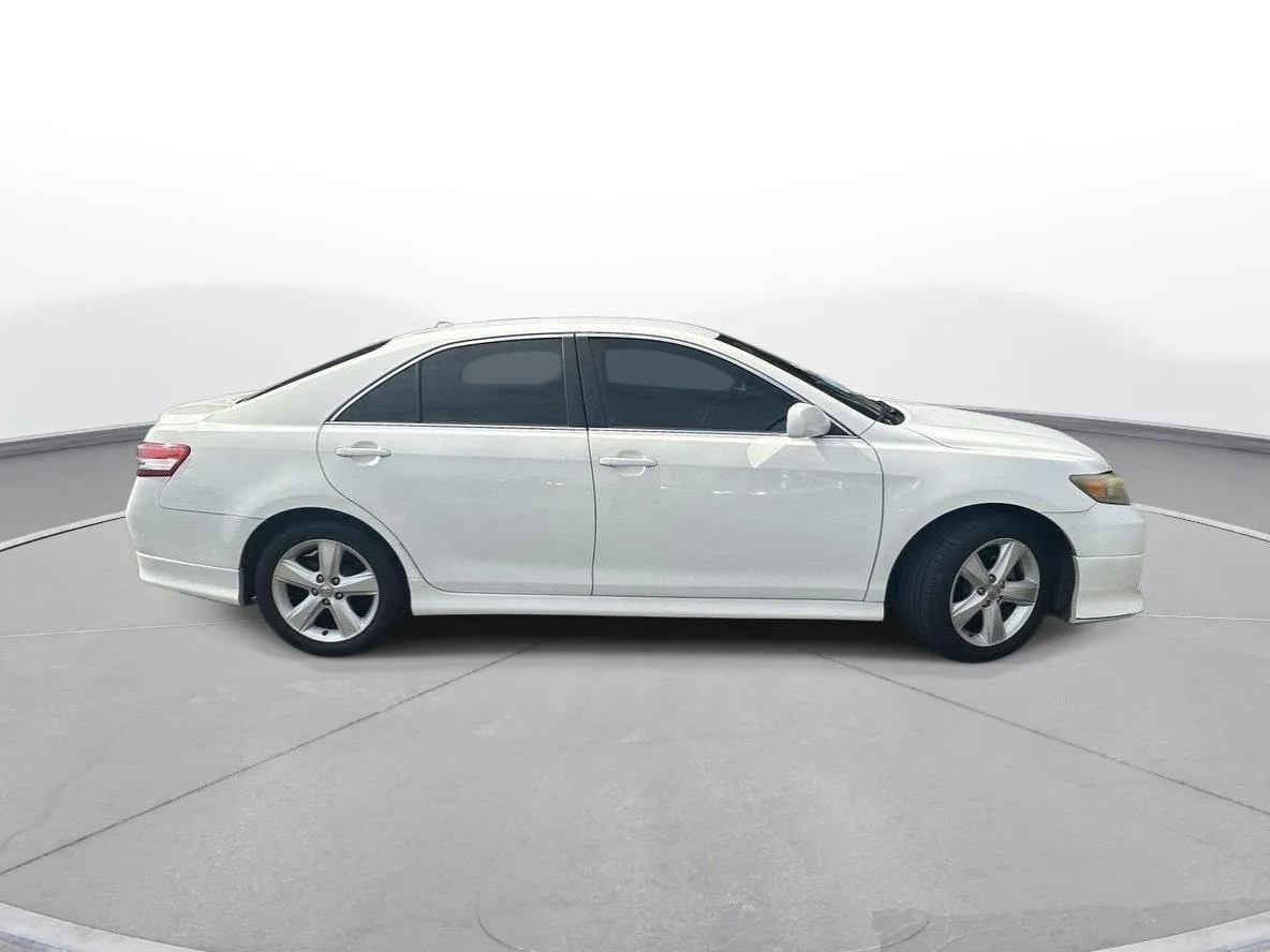 2011 Toyota Camry SE thumbnail 5