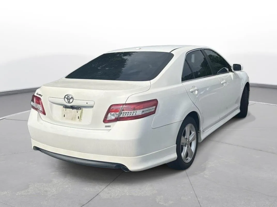 2011 Toyota Camry SE thumbnail 6