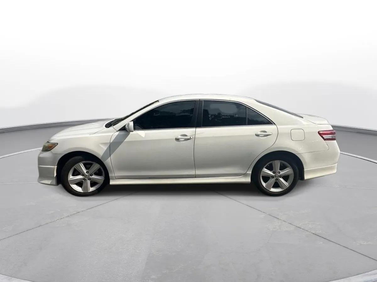 2011 Toyota Camry SE thumbnail 9