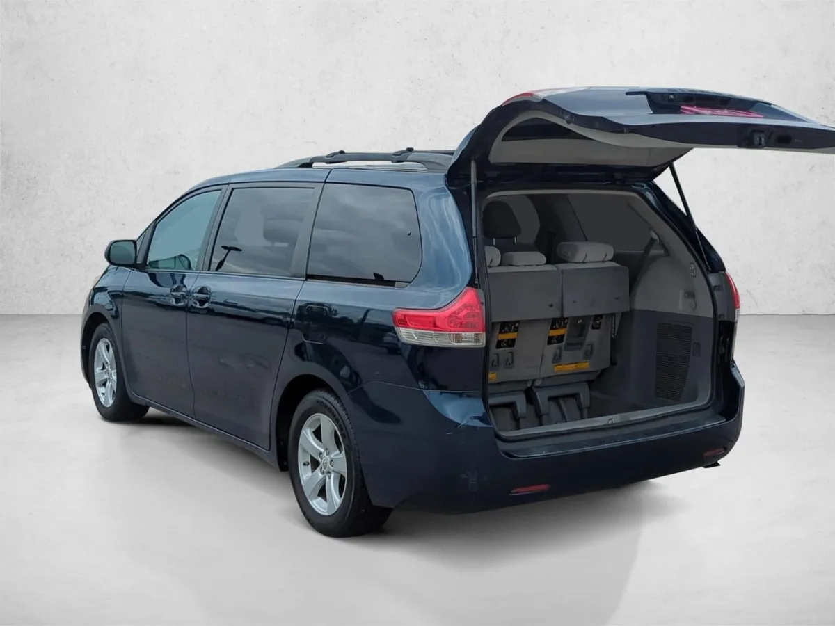2011 Toyota Sienna LE V6 thumbnail 10