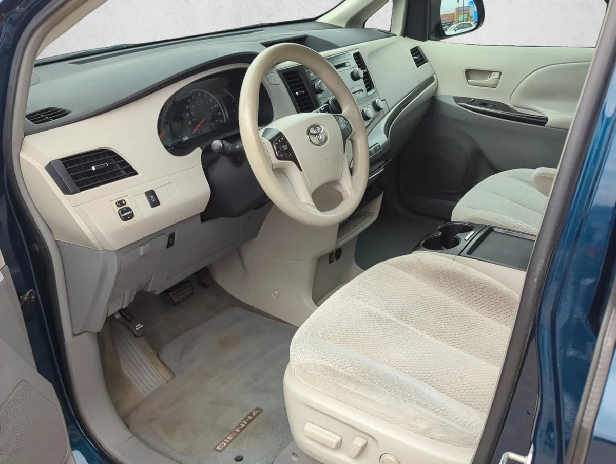2011 Toyota Sienna LE V6 thumbnail 11