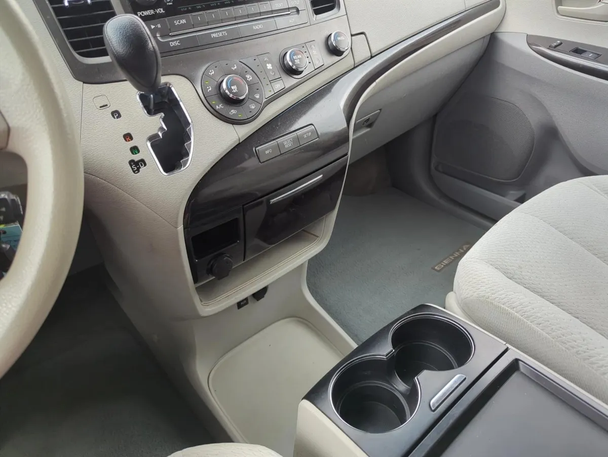 2011 Toyota Sienna LE V6 thumbnail 15
